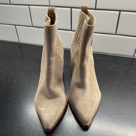 Oshay Pointed Toe Bootie Women Sz 4
Marc Fisher LTD Walnut Suede New - Picture 5 of 15